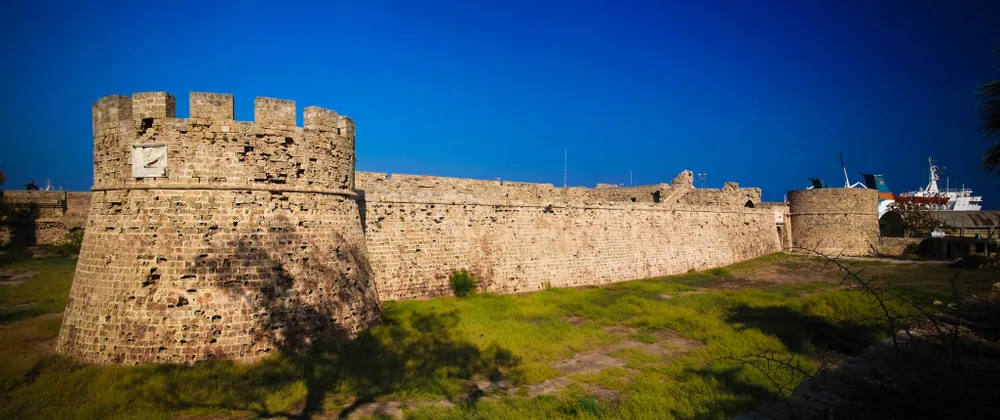 Othello Kalesi'nin burçları ve sur duvarları, Gazimağusa limanı